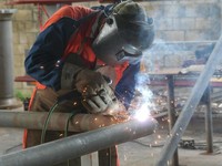 Gara-gara AI, Banyak Gen Z Lebih Pilih Jadi Tukang Ketimbang Kuliah