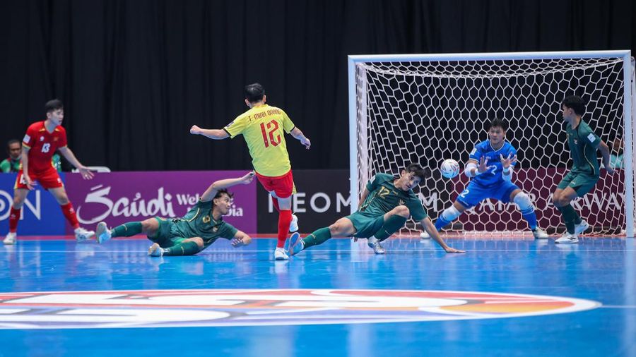 Indonesia memastikan tiket semifinal Piala Asia Futsal 2026 usai menaklukkan Vietnam dengan skor tipis 3-2 pada laga perempatfinal. Pertandingan Indonesia vs Vietnam digelar di Indonesia Arena, Jakarta, Selasa (3/2/2026) malam WIB. (Dok. Detikcom/Rifkianto Nugroho)