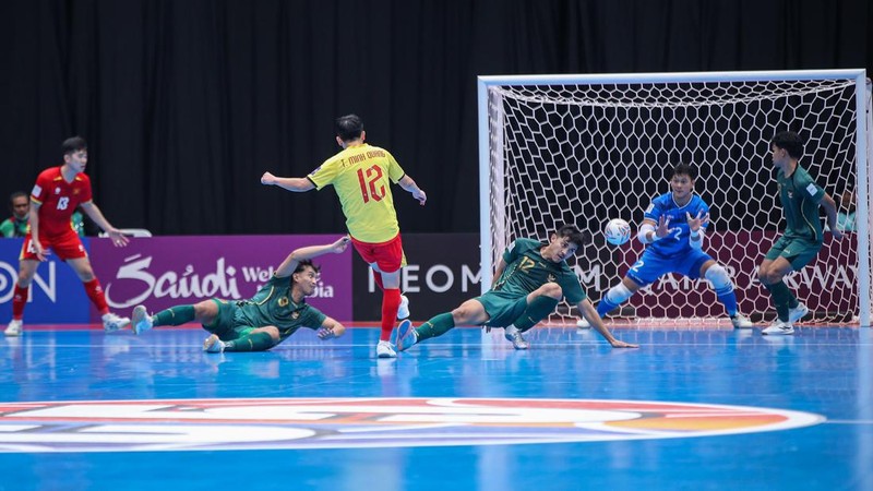 Indonesia memastikan tiket semifinal Piala Asia Futsal 2026 usai menaklukkan Vietnam dengan skor tipis 3-2 pada laga perempatfinal. Pertandingan Indonesia vs Vietnam digelar di Indonesia Arena, Jakarta, Selasa (3/2/2026) malam WIB. (Dok. Detikcom/Rifkianto Nugroho)