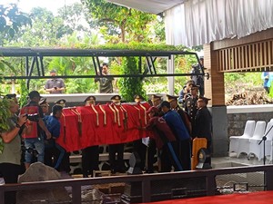 Video Kapolri hingga Ahok Hadiri Pemakaman Eyang Meri Hoegeng