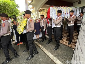 Jenazah Eyang Meri Hoegeng Diberangkatkan Menuju Pemakaman di Bogor