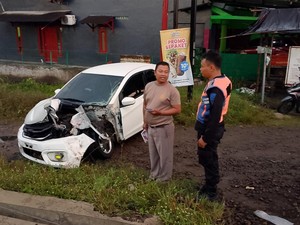 Nekat Terobos Palang, Brio Ringsek Kesenggol Kereta di Cilacap