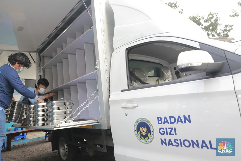Sejumlah siswa menerima makanan program Makan Bergizi Gratis (MBG) di SDN Sumur Batu 03 Pagi, Kemayoran, Jakarta, Selasa, (4/2/2026). (CNBC Indonesia/Muhammad Sabki)