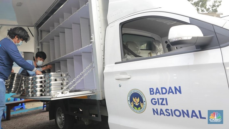 Sejumlah siswa menerima makanan program Makan Bergizi Gratis (MBG) di SDN Sumur Batu 03 Pagi, Kemayoran, Jakarta, Selasa, (4/2/2026). (CNBC Indonesia/Muhammad Sabki)