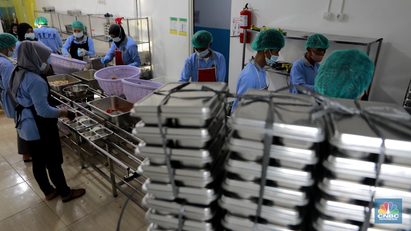 Sejumlah siswa menerima makanan program Makan Bergizi Gratis (MBG) di SDN Sumur Batu 03 Pagi, Kemayoran, Jakarta, Selasa, (4/2/2026). (CNBC Indonesia/Muhammad Sabki)