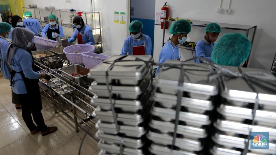 Sejumlah siswa menerima makanan program Makan Bergizi Gratis (MBG) di SDN Sumur Batu 03 Pagi, Kemayoran, Jakarta, Selasa, (4/2/2026). (CNBC Indonesia/Muhammad Sabki)