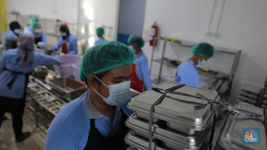 Sejumlah siswa menerima makanan program Makan Bergizi Gratis (MBG) di SDN Sumur Batu 03 Pagi, Kemayoran, Jakarta, Selasa, (4/2/2026). (CNBC Indonesia/Muhammad Sabki)