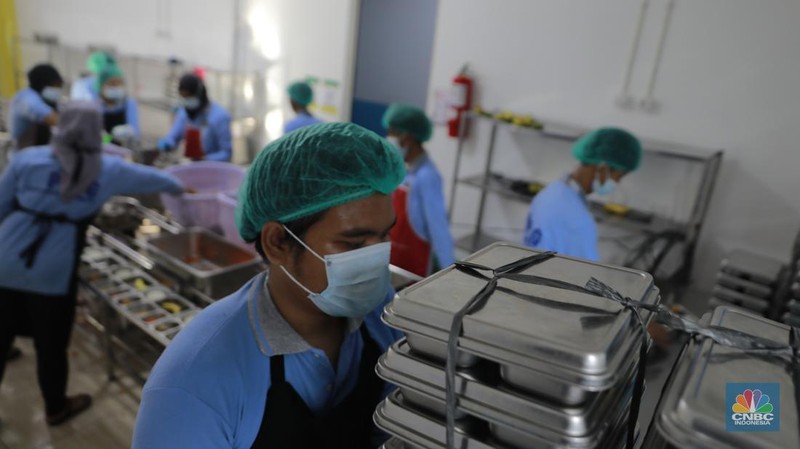 Sejumlah siswa menerima makanan program Makan Bergizi Gratis (MBG) di SDN Sumur Batu 03 Pagi, Kemayoran, Jakarta, Selasa, (4/2/2026). (CNBC Indonesia/Muhammad Sabki)