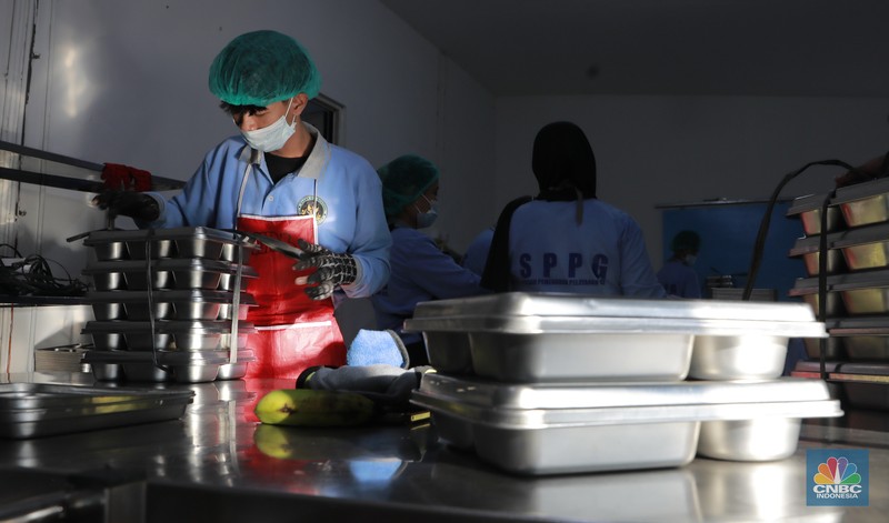 Sejumlah siswa menerima makanan program Makan Bergizi Gratis (MBG) di SDN Sumur Batu 03 Pagi, Kemayoran, Jakarta, Selasa, (4/2/2026). (CNBC Indonesia/Muhammad Sabki)