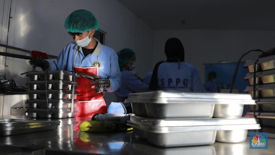 Sejumlah siswa menerima makanan program Makan Bergizi Gratis (MBG) di SDN Sumur Batu 03 Pagi, Kemayoran, Jakarta, Selasa, (4/2/2026). (CNBC Indonesia/Muhammad Sabki)
