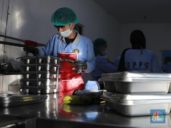 Petugas menyiapkan paket makanan bergizi gratis di Satuan Pelayanan Pemenuhan Gizi (SPPG) Gunung Sahari Selatan, Kemayoran, Jakarta Pusat, Selasa, (4/2/2026). (CNBC Indonesia/Muhammad Sabki)