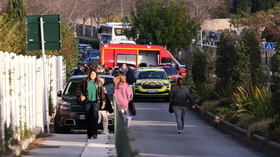 Polisi Prancis, siswa, dan orang tua berdiri di depan sekolah menengah La Guicharde setelah seorang guru seni mengalami luka serius akibat ditikam oleh seorang murid berusia 14 tahun, di Sanary-sur-Mer dekat Toulon, di Prancis selatan, 3 Februari 2026. (REUTERS/Manon Cruz)