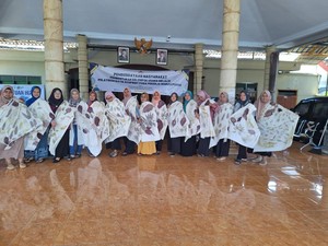 Dosen UMM Berdayakan Eks Pekerja Migran di Blitar Usaha Batik Ecoprint