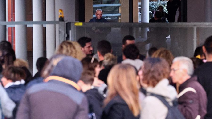 Polisi Prancis, siswa, dan orang tua berdiri di depan sekolah menengah La Guicharde setelah seorang guru seni mengalami luka serius akibat ditikam oleh seorang murid berusia 14 tahun, di Sanary-sur-Mer dekat Toulon, di Prancis selatan, 3 Februari 2026. (REUTERS/Manon Cruz)