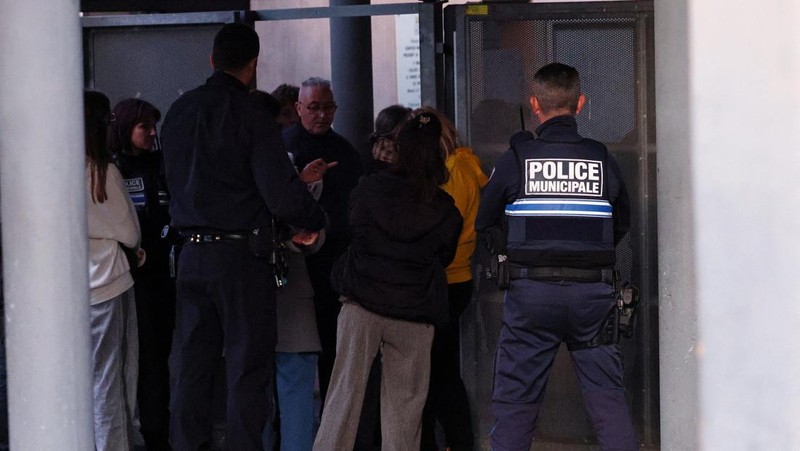 Polisi Prancis, siswa, dan orang tua berdiri di depan sekolah menengah La Guicharde setelah seorang guru seni mengalami luka serius akibat ditikam oleh seorang murid berusia 14 tahun, di Sanary-sur-Mer dekat Toulon, di Prancis selatan, 3 Februari 2026. (REUTERS/Manon Cruz)