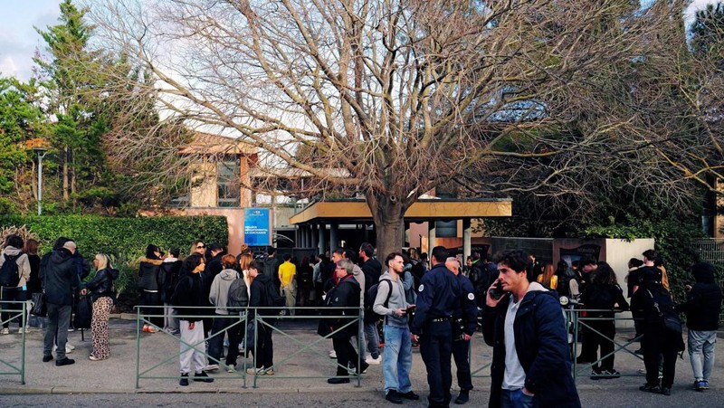 Polisi Prancis, siswa, dan orang tua berdiri di depan sekolah menengah La Guicharde setelah seorang guru seni mengalami luka serius akibat ditikam oleh seorang murid berusia 14 tahun, di Sanary-sur-Mer dekat Toulon, di Prancis selatan, 3 Februari 2026. (REUTERS/Manon Cruz)