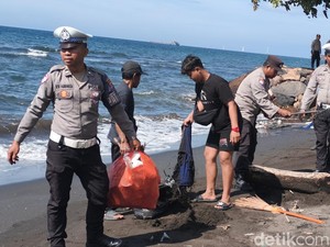 Polisi-Warga Bersihkan Pantai di Buleleng, 175 Kg Sampah Terkumpul