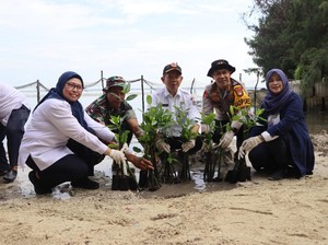 Polda Metro Jaya dan Forkopimda Bersih-bersih Pantai Pulau Tidung Kecil