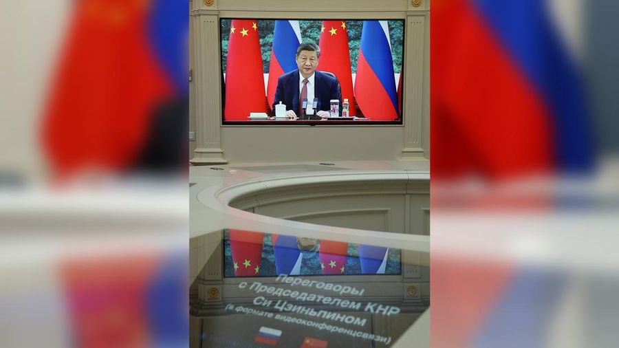 Presiden Rusia Vladimir Putin mengadakan pembicaraan dengan Presiden China Xi Jinping melalui tautan video dari Moskow, Rusia, Rabu (4/2/2026). (Sputnik/Vyacheslav Prokofyev/Pool via REUTERS)