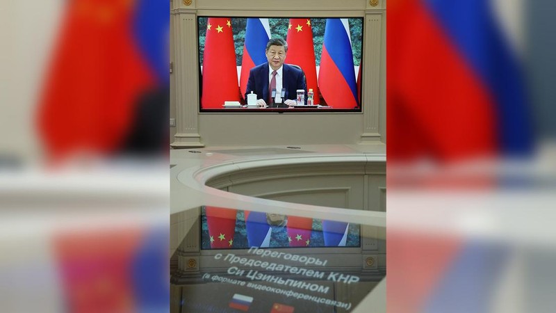 Presiden Rusia Vladimir Putin mengadakan pembicaraan dengan Presiden China Xi Jinping melalui tautan video dari Moskow, Rusia, Rabu (4/2/2026). (Sputnik/Vyacheslav Prokofyev/Pool via REUTERS)