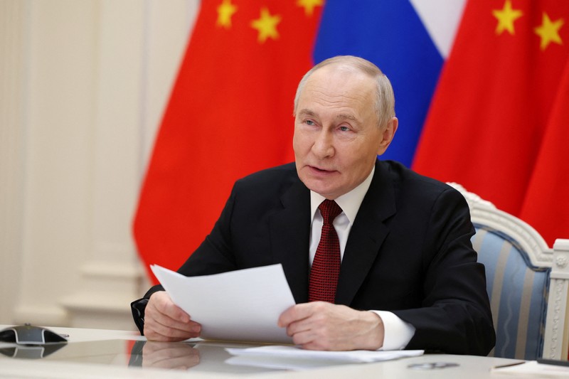 Presiden Rusia Vladimir Putin mengadakan pembicaraan dengan Presiden China Xi Jinping melalui tautan video dari Moskow, Rusia, Rabu (4/2/2026). (Sputnik/Vyacheslav Prokofyev/Pool via REUTERS)