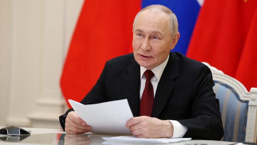 Presiden Rusia Vladimir Putin mengadakan pembicaraan dengan Presiden China Xi Jinping melalui tautan video dari Moskow, Rusia, Rabu (4/2/2026). (Sputnik/Vyacheslav Prokofyev/Pool via REUTERS)