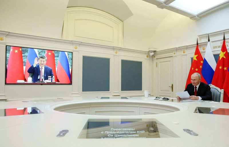 Presiden Rusia Vladimir Putin mengadakan pembicaraan dengan Presiden China Xi Jinping melalui tautan video dari Moskow, Rusia, Rabu (4/2/2026). (Sputnik/Vyacheslav Prokofyev/Pool via REUTERS)