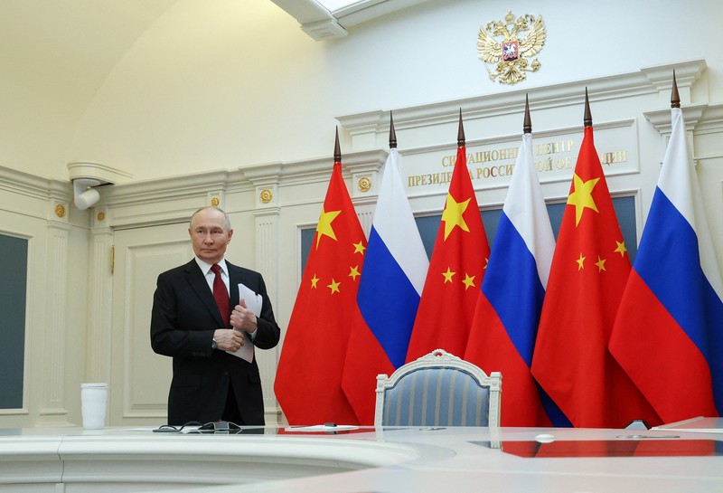 Presiden Rusia Vladimir Putin mengadakan pembicaraan dengan Presiden China Xi Jinping melalui tautan video dari Moskow, Rusia, Rabu (4/2/2026). (Sputnik/Vyacheslav Prokofyev/Pool via REUTERS)