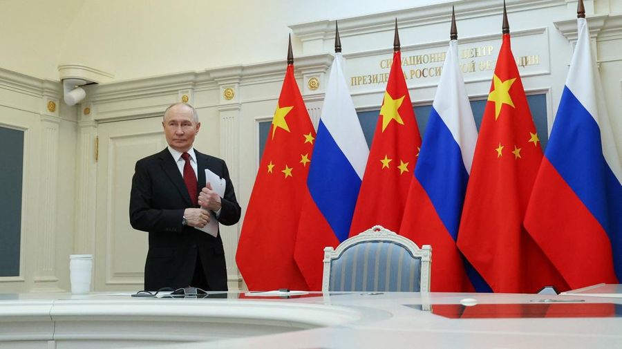 Presiden Rusia Vladimir Putin mengadakan pembicaraan dengan Presiden China Xi Jinping melalui tautan video dari Moskow, Rusia, Rabu (4/2/2026). (Sputnik/Vyacheslav Prokofyev/Pool via REUTERS)