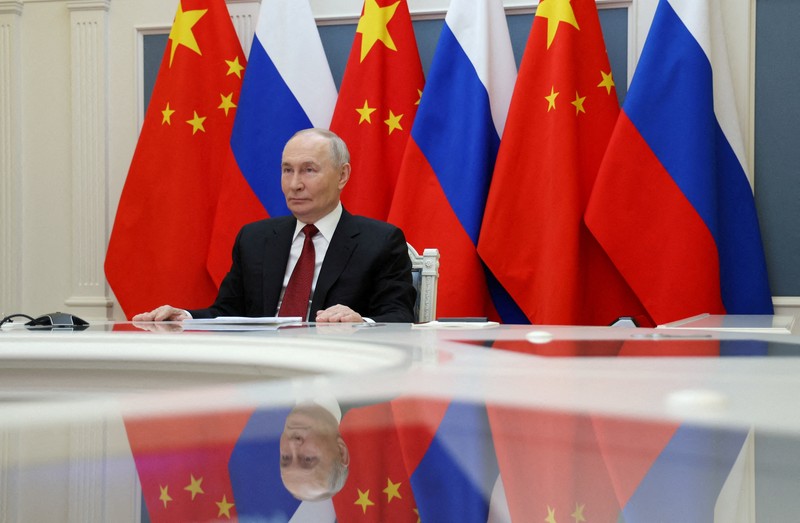 Presiden Rusia Vladimir Putin mengadakan pembicaraan dengan Presiden China Xi Jinping melalui tautan video dari Moskow, Rusia, Rabu (4/2/2026). (Sputnik/Vyacheslav Prokofyev/Pool via REUTERS)