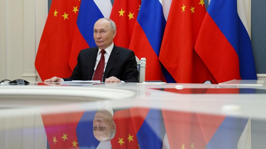 Presiden Rusia Vladimir Putin mengadakan pembicaraan dengan Presiden China Xi Jinping melalui tautan video dari Moskow, Rusia, Rabu (4/2/2026). (Sputnik/Vyacheslav Prokofyev/Pool via REUTERS)
