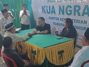 Viral WNA Italia Jalani Ikrar Mualaf Jelang Nikahi Warga Ponorogo