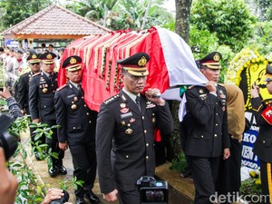 Video Suasana Haru Iringi Prosesi Pemakaman Jenazah Eyang Meri Hoegeng