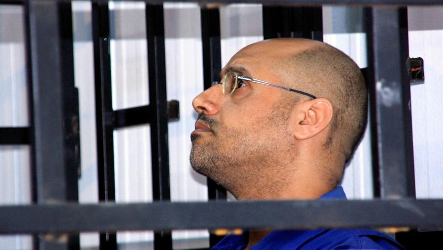 Saif al-Islam Gaddafi, putra mendiang pemimpin Libya Muammar Gaddafi, menghadiri sidang di balik jeruji besi di ruang sidang di Zintan pada 25 Mei 2014. (REUTERS/Stringer/File Foto)