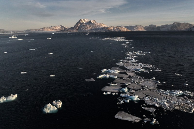 Sebuah bongkahan es mengapung di perairan laut dekat Nuuk, Greenland, 30 Januari 2026. REUTERS/Fedja Grulovic