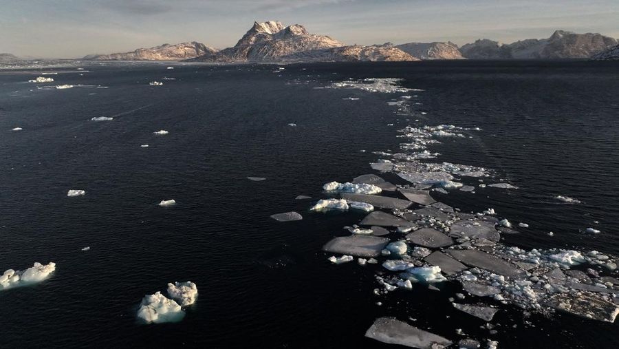 Sebuah bongkahan es mengapung di perairan laut dekat Nuuk, Greenland, 30 Januari 2026. REUTERS/Fedja Grulovic