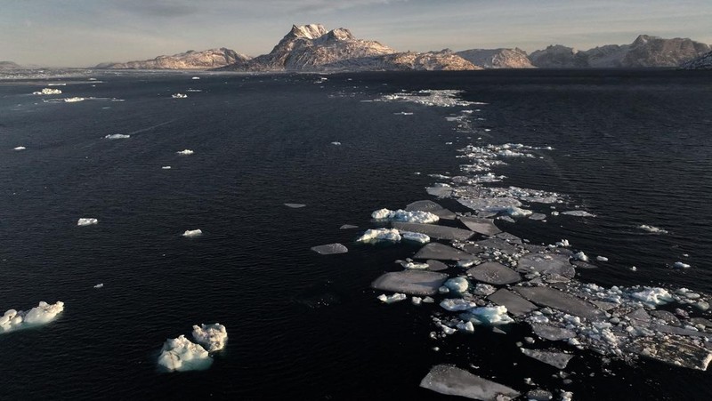 Sebuah bongkahan es mengapung di perairan laut dekat Nuuk, Greenland, 30 Januari 2026. REUTERS/Fedja Grulovic