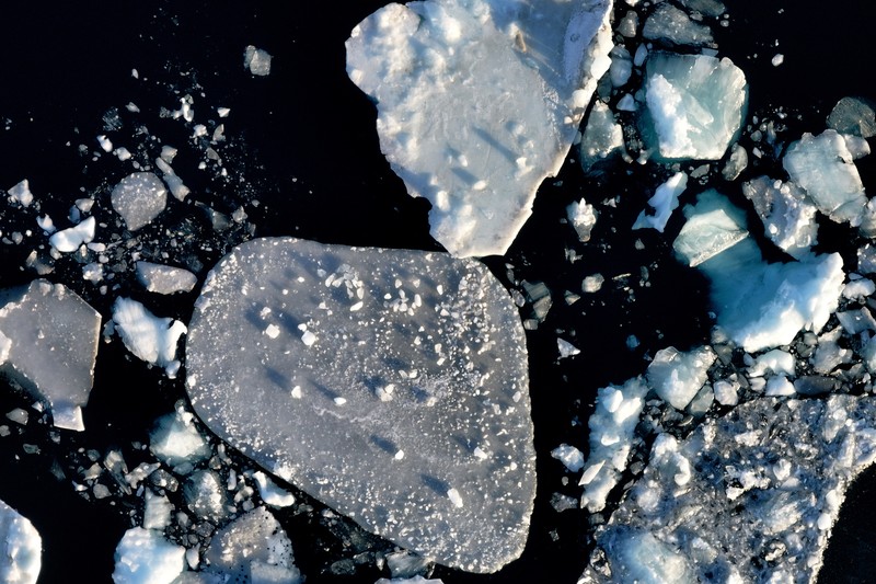Sebuah bongkahan es mengapung di perairan laut dekat Nuuk, Greenland, 30 Januari 2026. REUTERS/Fedja Grulovic