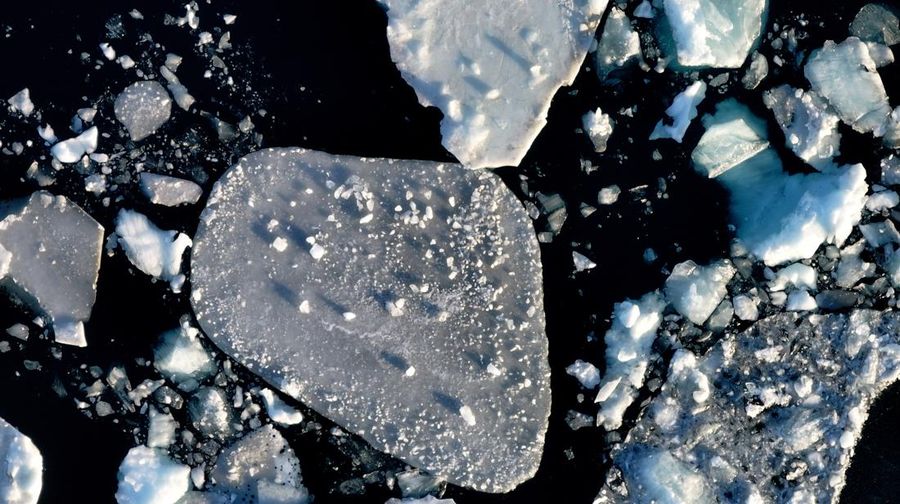 Sebuah bongkahan es mengapung di perairan laut dekat Nuuk, Greenland, 30 Januari 2026. REUTERS/Fedja Grulovic
