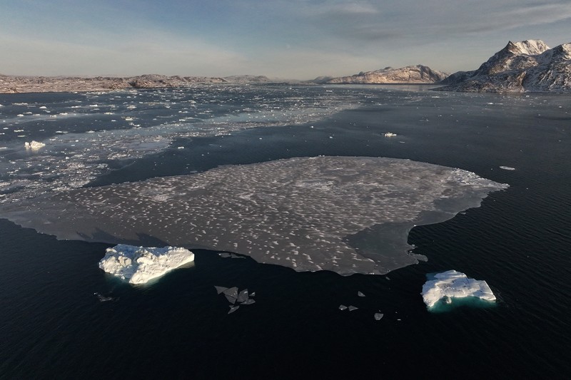 Sebuah bongkahan es mengapung di perairan laut dekat Nuuk, Greenland, 30 Januari 2026. REUTERS/Fedja Grulovic