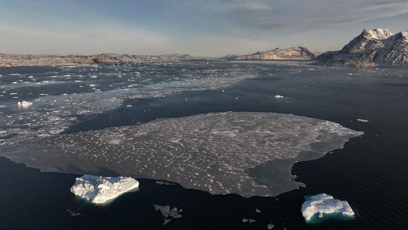 Sebuah bongkahan es mengapung di perairan laut dekat Nuuk, Greenland, 30 Januari 2026. REUTERS/Fedja Grulovic