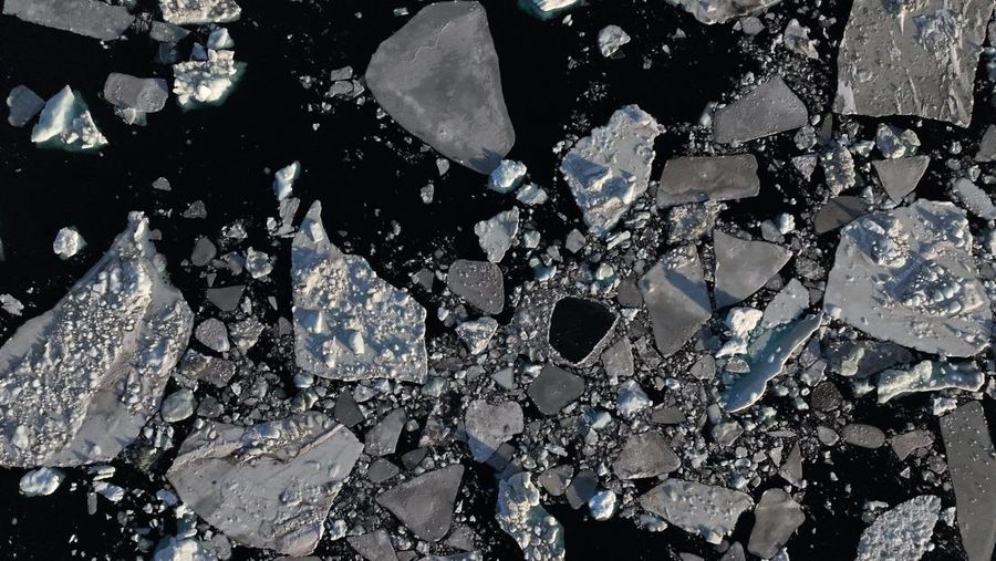 Sebuah bongkahan es mengapung di perairan laut dekat Nuuk, Greenland, 30 Januari 2026. REUTERS/Fedja Grulovic