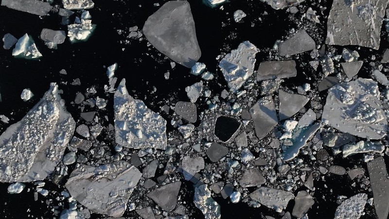 Sebuah bongkahan es mengapung di perairan laut dekat Nuuk, Greenland, 30 Januari 2026. REUTERS/Fedja Grulovic