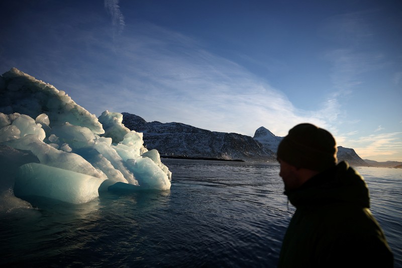 Sebuah bongkahan es mengapung di perairan laut dekat Nuuk, Greenland, 30 Januari 2026. REUTERS/Fedja Grulovic