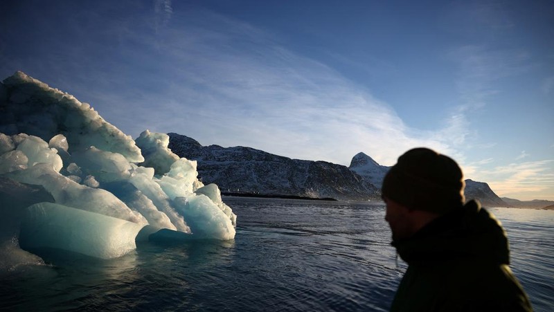Sebuah bongkahan es mengapung di perairan laut dekat Nuuk, Greenland, 30 Januari 2026. REUTERS/Fedja Grulovic