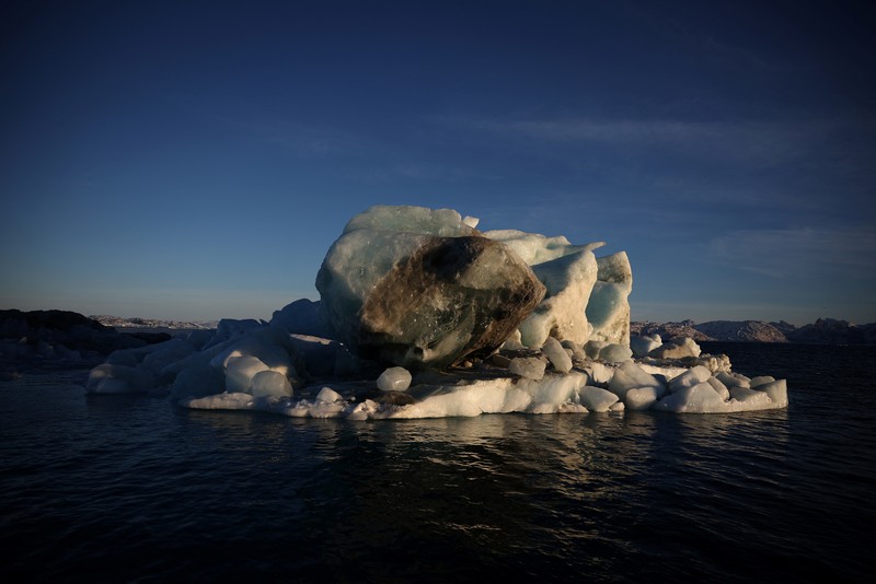 Sebuah bongkahan es mengapung di perairan laut dekat Nuuk, Greenland, 30 Januari 2026. REUTERS/Fedja Grulovic