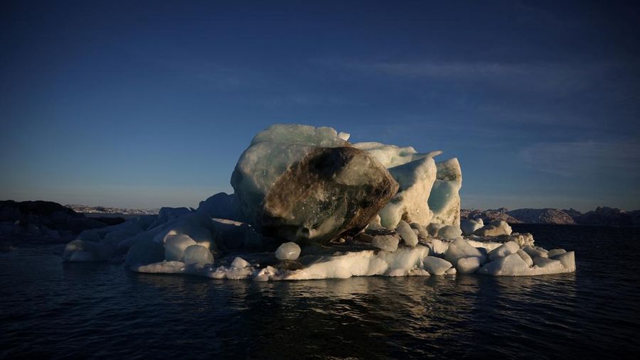 Sebuah bongkahan es mengapung di perairan laut dekat Nuuk, Greenland, 30 Januari 2026. REUTERS/Fedja Grulovic