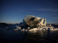 Sebuah bongkahan es mengapung di perairan laut dekat Nuuk, Greenland, 30 Januari 2026. REUTERS/Stoyan Nenov