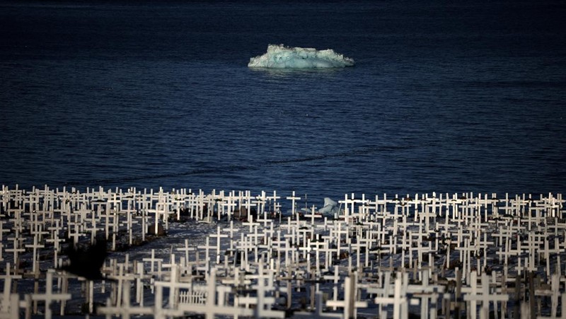 Sebuah bongkahan es mengapung di perairan laut dekat Nuuk, Greenland, 30 Januari 2026. REUTERS/Fedja Grulovic