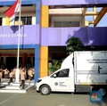 Sejumlah siswa menerima makanan program Makan Bergizi Gratis (MBG) di SDN Sumur Batu 03 Pagi, Kemayoran, Jakarta, Selasa, (4/2/2026). (CNBC Indonesia/Muhammad Sabki)